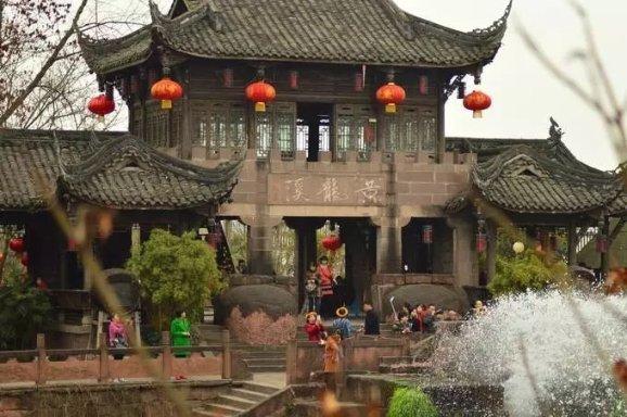 以特色产业“引路” 蹚出乡村振兴“新路”
